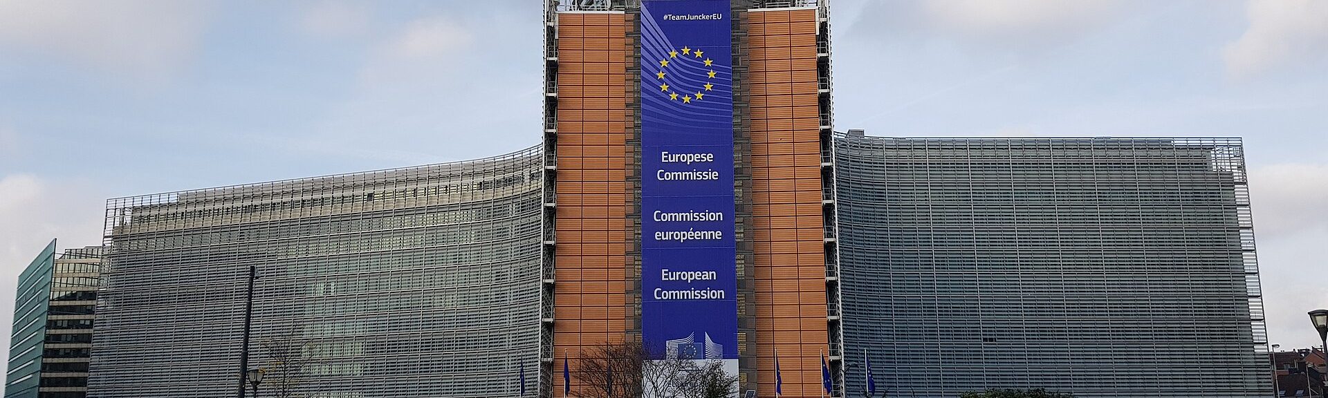 Het Berlaymont-gebouw van de Europese Commissie in Brussel met een spandoek met de Europese vlag